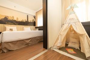 圣保罗圣保罗美景美居酒店的卧室配有一张床和帐篷