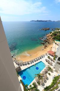 阿卡普尔科Hotel Las Torres Gemelas Acapulco的享有海滩和游泳池的空中景致