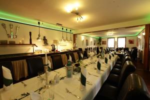 迪茨威廉·冯·拿骚酒店及餐厅的用餐室配有白色桌子和黑色椅子