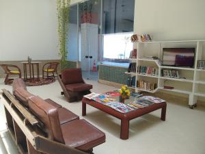 萨尔瓦多Farol da Barra 315的带沙发和咖啡桌的客厅