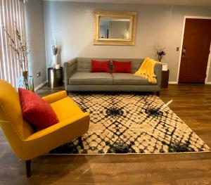俄克拉何马城Evie's Campus-close 2 bedroom luxury的带沙发和地毯的客厅