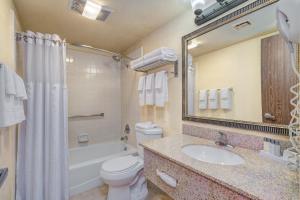 谢拉维斯塔Sierra Suites Boutique Hotel的浴室配有盥洗盆、卫生间和浴缸。
