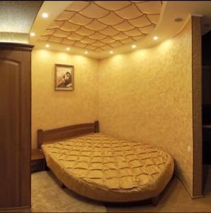 尼古拉耶夫Lux apartment City Center的卧室配有一张床