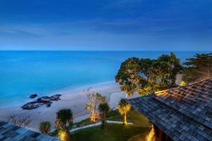 高兰Nirvana Beach Resort, Koh Lanta SHA Extra Plus的享有海滩美景。