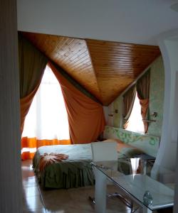 KomratRacu的一间卧室设有一张木天花板床。