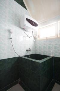 Shakilla House 5-Villa Lotus Cipanas Syariah的一间浴室