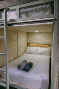 苏卡瓦提Dormitory at Semadi living的双层床的上方配有2个枕头