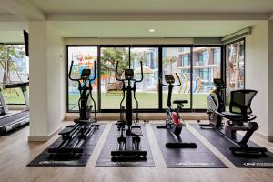 七岩Elmas Cha Am Design Hotel的健身房设有数台跑步机和健身自行车