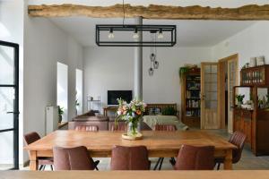 Sint-Pieters-LeeuwB&B O Chocolat Cho的一间带木桌和椅子的用餐室