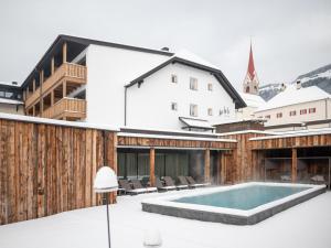 法尔泽斯噶斯托夫耶舍利酒店的雪中带游泳池的房子