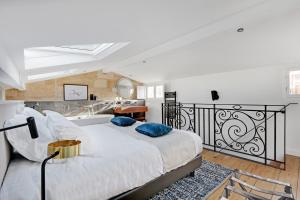 波尔多Maison Labruyère Bordeaux - Jardin Public的卧室配有带蓝色枕头的大型白色床