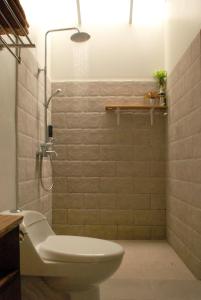 姆杜克Munduk Clove的一间带卫生间和淋浴的浴室