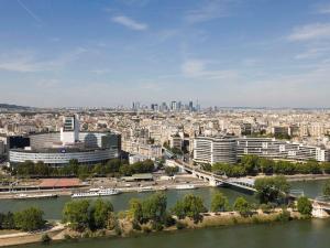 巴黎巴黎中心埃菲尔铁塔之旅诺富特酒店的享有河流和建筑的城市美景