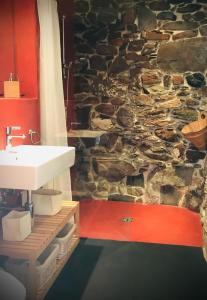 TroistorrentsLe 30的一间带水槽和石墙的浴室
