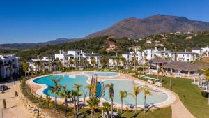 EsteponaEstepona Holiday Hills的享有度假村的空中景致,设有游泳池和棕榈树