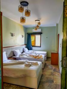 达哈布Geo Palace的蓝色墙壁的客房内的三张床