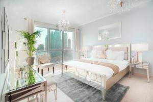 迪拜Elite Royal Apartment - Full Burj Khalifa & Fountain view - Ambassador的一间卧室配有一张大床和一个吊灯。
