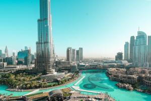 迪拜Elite Royal Apartment - Full Burj Khalifa & Fountain view - Ambassador的享有城市和高楼的景色