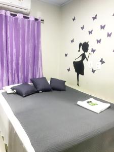 马卡帕Quarto - Condomínio的卧室配有一张床上的蝴蝶壁床。