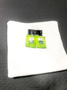 马卡帕Quarto - Condomínio的白色餐巾纸,上面有电池