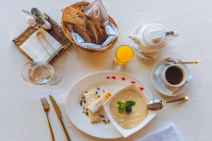 奥尔海伊瓦特里酒庄酒店的桌上放着一碗汤,面包和一杯咖啡