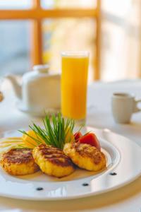 奥尔海伊瓦特里酒庄酒店的桌上的一盘食物,加上一杯橙汁