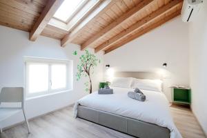 科莫Spazio 77 - The House Of Travelers的一间卧室设有一张大床和一个窗户。