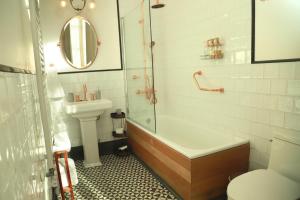 瓦尔帕莱索Fortunata Chacana Guest House的带浴缸、卫生间和盥洗盆的浴室