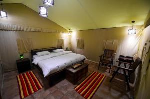 Sukoon - A Wellness Resort, Uttarakhand客房内的一张或多张床位