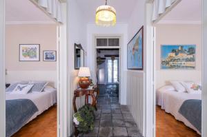 坎普自由鎮Casa Tradicional da Vila的白色房间带两张床的走廊