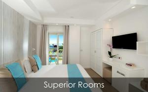 庞特卡格纳诺奥林匹科酒店的酒店客房,配有床和电视