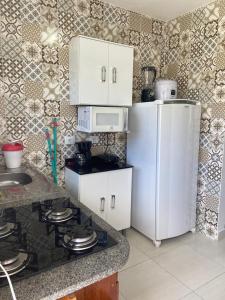 伊利亚贝拉Hospedaria Ilhabela - Flats Sul的厨房配有白色冰箱和微波炉