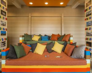 比尔瓦The Trippy Tribe的一张大沙发,里面装满了色彩缤纷的枕头