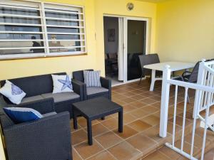 科拉雷侯Villa Majorera的客厅配有沙发、椅子和桌子