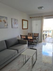 科拉雷侯Villa Majorera的客厅配有沙发和桌子