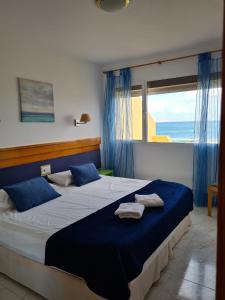 科拉雷侯Villa Majorera的一间卧室设有一张大床,享有海景