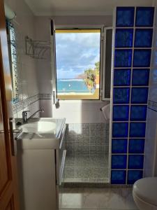 科拉雷侯Villa Majorera的浴室设有海景窗户。