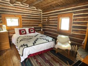 MeredithBeyul Retreat的小木屋内一间卧室,配有一张床