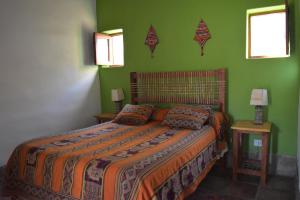 蒂尔卡拉拉莫拉达宾馆的一间卧室设有一张带绿色墙壁的大床
