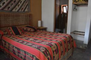 蒂尔卡拉拉莫拉达宾馆的一间卧室配有一张带彩色毯子的床