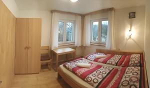 捷克布杰约维采U Kapličky的卧室配有一张床、一张书桌和窗户。