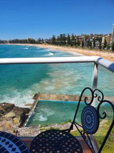 QueenscliffManly Waterfront Beach Stay的阳台享有海滩和大海的景致。