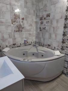 西格伏沙尔克甜蜜生活家庭旅馆的浴室内设有大型白色浴缸。