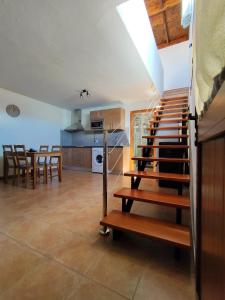 阿尔特纳拉La Morada的房屋内的厨房和用餐室,设有楼梯