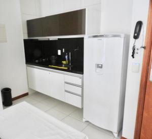 拉巴拉德纳圣米格尔Apartamento excelente e espaçoso no Iloa Residence的白色的厨房配有冰箱和水槽