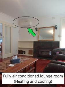 墨尔本Sunny House - Melbourne Airport Home的一间带灯具的空调休息室