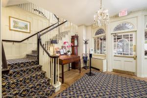 新普斯伯里锡姆斯伯里1820酒店的楼梯,带钢琴和书桌