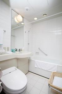 札幌JR札幌日航酒店的浴室配有卫生间、盥洗盆和浴缸。