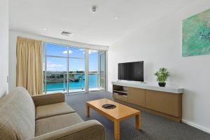 沃拉鲁Wallaroo Marina Sea Vu Apartment的带沙发和平面电视的客厅