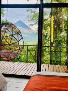 福尔图纳Sangregado Lodge的卧室设有窗户,享有山景。